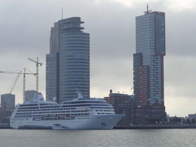 Cruiseschip ms Nautica van Oceania Cruises aan de Cruise Terminal Rotterdam